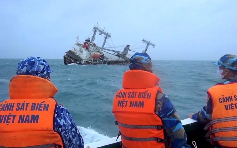 Lực lượng cứu nạn trên tàu CSB 6007 tiếp cận hiện trường khu vực tàu Xin Hong bị nạn.