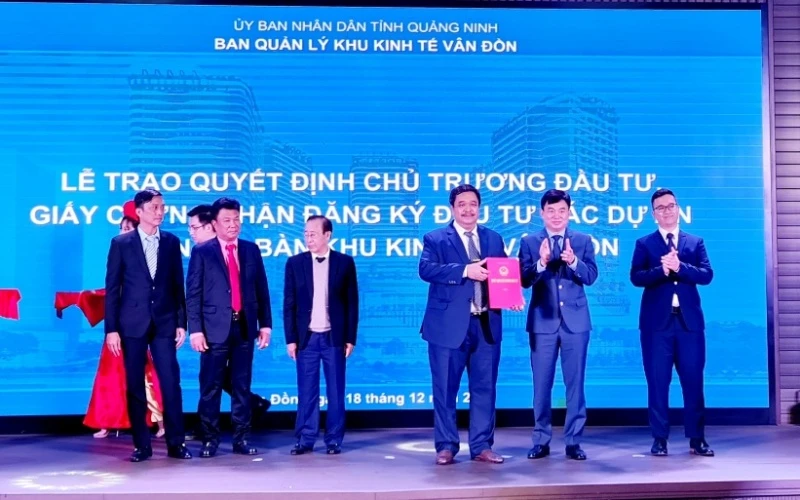 Lãnh đạo tỉnh Quảng Ninh trao giấy chứng nhận đầu tư vào khu Kinh tế Vân Đồn (Quảng Ninh).