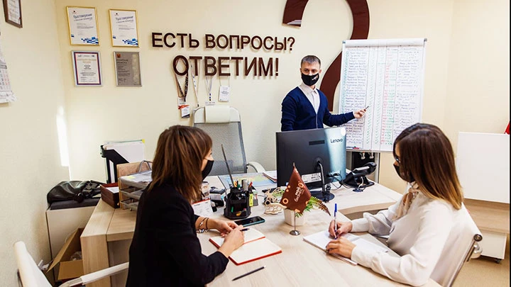 Hỗ trợ thông tin cho các doanh nghiệp tại Kemerovo. Ảnh: TASS