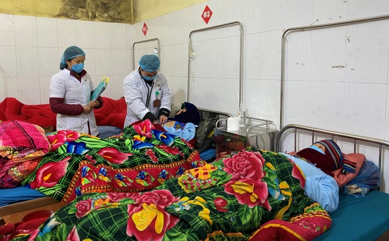 Bệnh nhân nhập viện do thời tiết rét đậm, rét hại tại Bệnh viện đa khoa Đồng Văn gia tăng. (Ảnh: LƯU MAI)