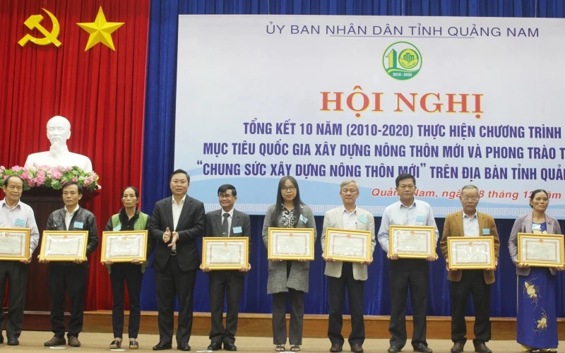 Chủ tịch UBND tỉnh Lê Trí Thanh tặng Bằng khen cho tập thể, cá nhân có thành tích xuất sắc.