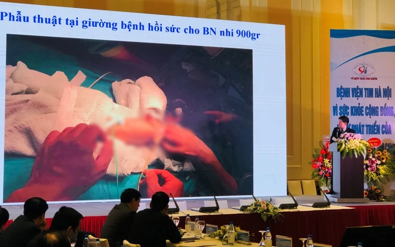 PGS, TS Nguyễn Sinh Hiền, Giám đốc Bệnh viện Tim Hà Nội trao đổi về các kỹ thuật phẫu thuật tim mạch.