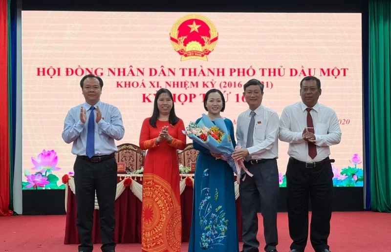 Phó Bí thư Thường trực Tỉnh ủy, Chủ tịch HĐND tỉnh Bình Dương Võ Văn Minh tặng hoa chúc mừng đồng chí Nguyễn Thu Cúc.