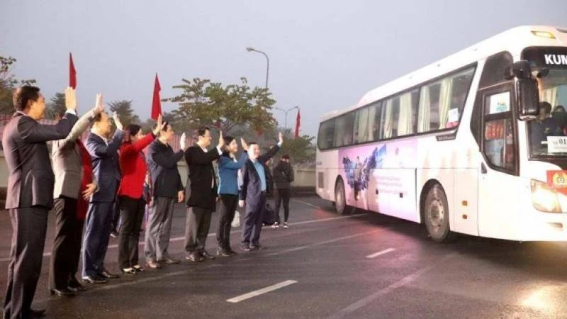 Lãnh đạo thành phố Hà Nội tiễn công nhân các khu công nghiệp về quê ăn Tết trên các chuyến xe miễn phí.