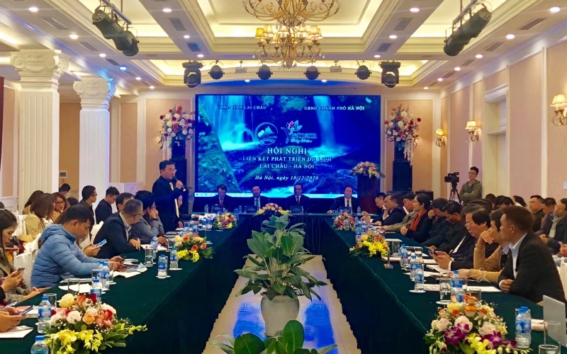 Các đại biểu trao đổi ý kiến tại Hội nghị Liên kết phát triển du lịch Lai Châu - Hà Nội.