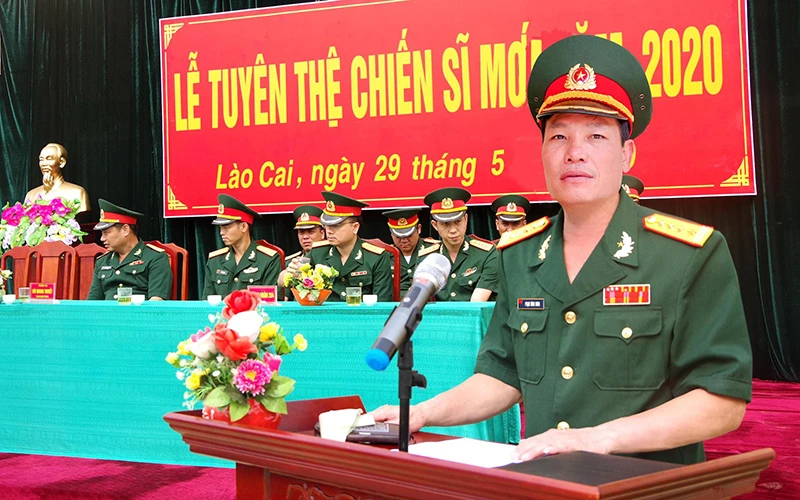 Đại tá Phạm Hùng Hưng, Chỉ huy trưởng Bộ CHQS tỉnh Lào Cai phát biểu tại lễ tuyên thệ chiến sĩ mới năm 2020.