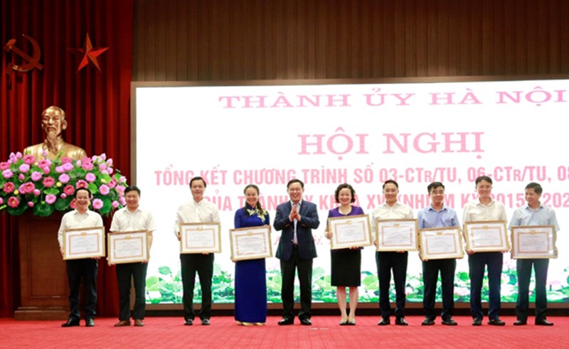 Bí thư Thành ủy Hà Nội Vương Đình Huệ tặng bằng khen cho các đơn vị có thành tích xuất sắc trong thực hiện ba chương trình công tác lớn của Thành ủy nhiệm kỳ 2015-2020.