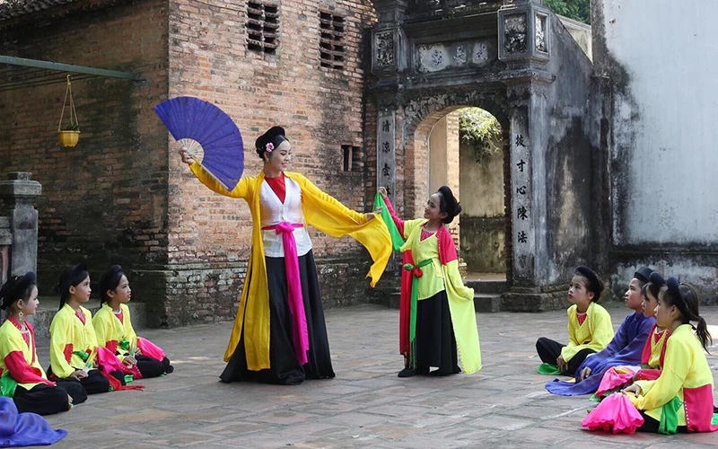 Lớp dạy hát chèo cho thiếu nhi tại chùa Bổ Ðà (huyện Việt Yên, tỉnh Bắc Giang).  Ảnh: DƯƠNG LÂM
