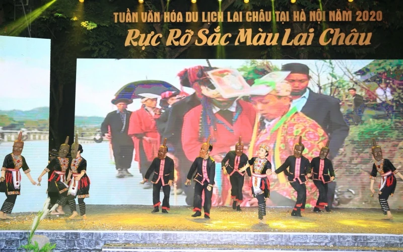 Biểu diễn văn nghệ tại Tuần văn hóa, du lịch Lai Châu tại Hà Nội.