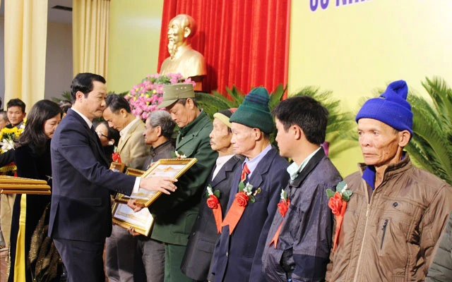 Lãnh đạo tỉnh Thanh Hóa trao Danh hiệu Bà mẹ Việt Nam anh hùng cho thân nhân các mẹ.
