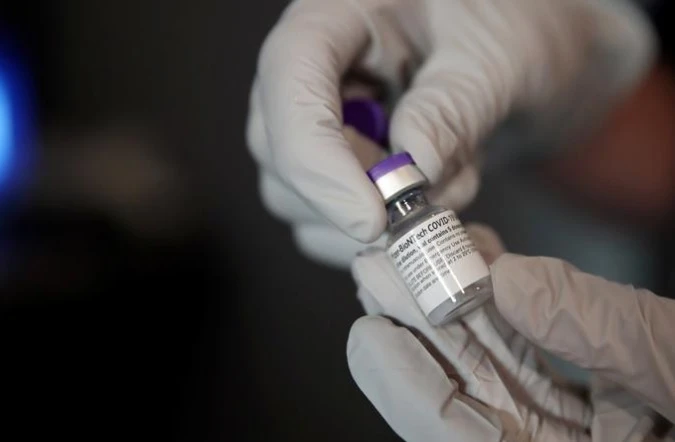 Vaccine ngừa Covid-19 của Pfizer-BioNTech tại Bệnh viện Đa khoa Massachusetts ở Boston, Massachusetts, Mỹ, ngày 16-12. Ảnh: Reuters.