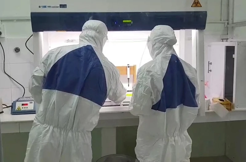 Xét nghiệm sàng lọc virus SARS-CoV-2 tại phòng xét nghiệm Bệnh viện đa khoa tỉnh Bình Thuận. (Ảnh: ĐÌNH CHÂU)