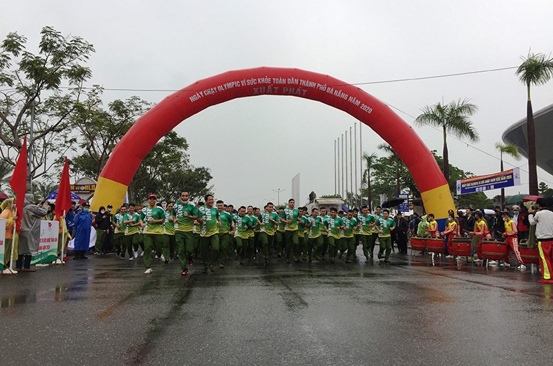 Gần 1.000 người tham gia Giải Việt dã - chạy vũ trang truyền thống Báo Đà Nẵng lần thứ 24.