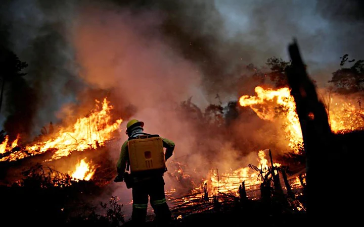 Cháy rừng tại khu vực A-ma-dôn, Bra-xin. Ảnh ROI-TƠ