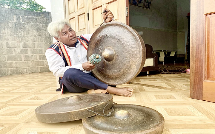 Già làng A Yó biểu diễn cồng chiêng.