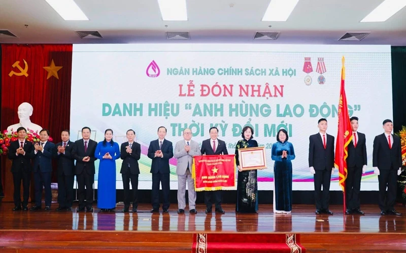 NHCSXH đón nhận danh hiệu Anh hùng lao động thời kỳ đổi mới.