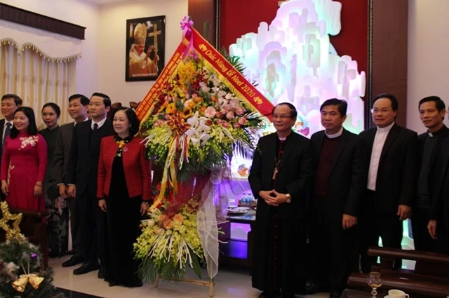 Đồng chí Trương Thị Mai tặng hoa, chúc Giáng sinh an lành với các chức sắc, đồng bào công giáo tỉnh Thanh Hóa.
