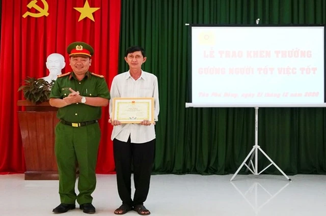 Lãnh đạo Công an TP Sa Đéc trao giấy khen cho ông Nguyễn Văn Thái.