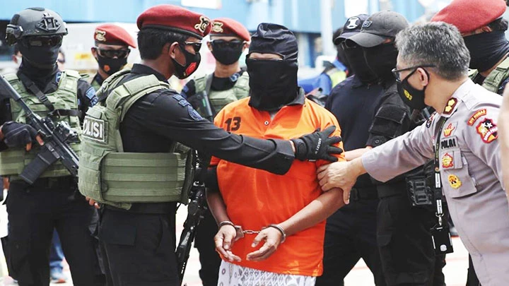 Cảnh sát Indonesia áp tải Zulkarnaen tới nơi giam giữ. Ảnh: JAKARTA POST