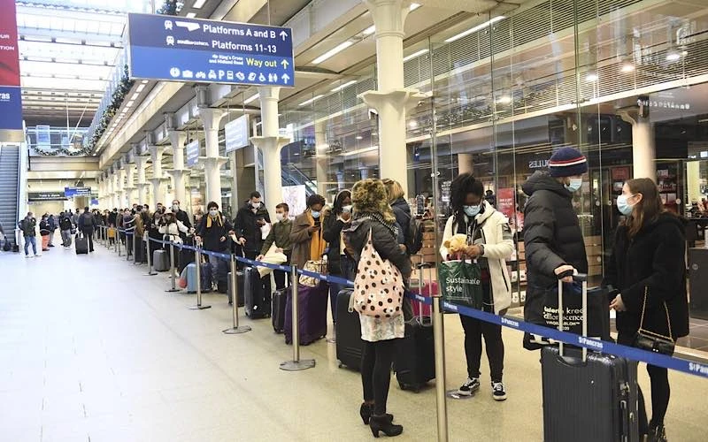 Nhiều người bị mắc kẹt ở các sân bay và nhà ga tại Anh sau lệnh cấm của các nước EU. (Ảnh: AP)
