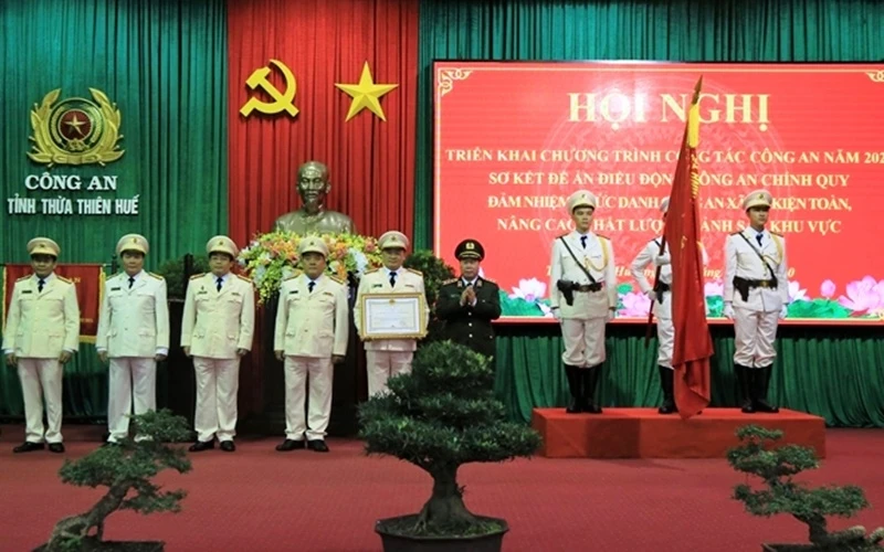 Thứ trưởng Bùi Văn Nam trao Huân chương Bảo vệ Tổ quốc hạng Ba cho Công an tỉnh Thừa Thiên Huế.