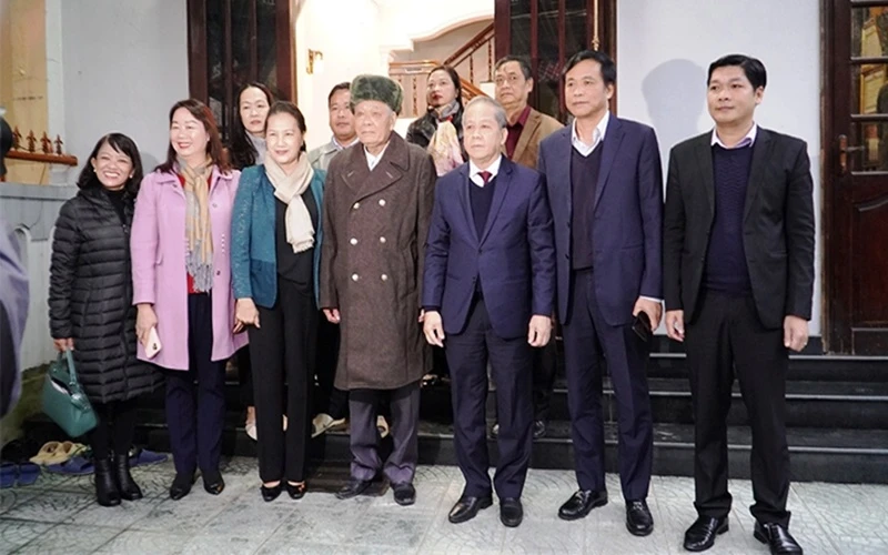 Chủ tịch Quốc hội Nguyễn Thị Kim Ngân chụp ảnh lưu niệm với gia đình Thiếu tá Phạm Văn Ngữ.