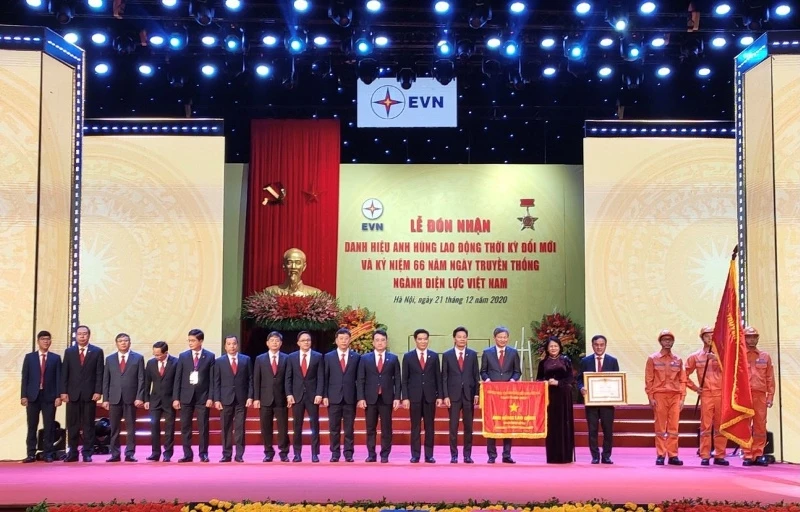 Phó Chủ tịch nước Đặng Thị Ngọc Thịnh đã trao danh hiệu Anh hùng Lao động thời kỳ đổi mới tặng EVN.
