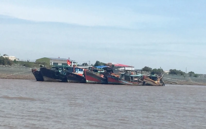 Nhiều tàu vào neo đậu an toàn ở kênh Quan Chánh Bố.