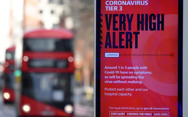 Biển thông tin cảnh báo của chính quyền về các biện pháp hạn chế mới tại London trong bối cảnh dịch Covid-19 lây lan tại Anh. Ảnh: Reuters