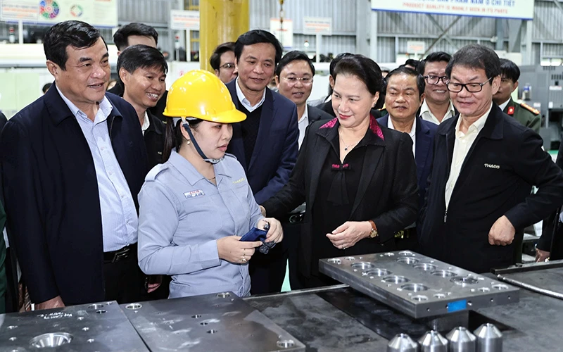 Chủ tịch Quốc hội Nguyễn Thị Kim Ngân thăm xưởng sản xuất và lắp ráp xe tại Khu công nghiệp Thaco Chu Lai. Ảnh: Trọng Ðức (TTXVN) 