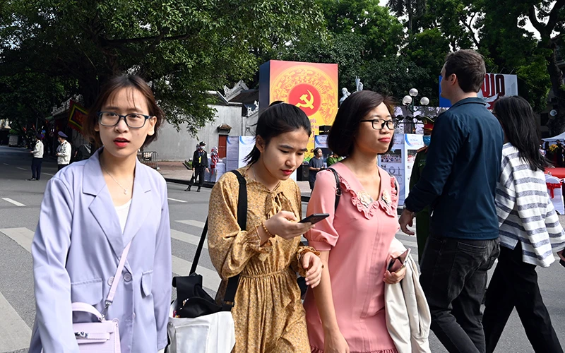 Nhiều người dân vẫn chưa thực hiện nghiêm việc đeo khẩu trang khi dạo chơi, tham quan tại khu vực phố đi bộ chung quanh hồ Hoàn Kiếm (Hà Nội). Ảnh: MINH HÀ 