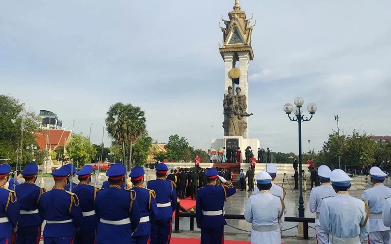 Dâng hương tri ân các anh hùng liệt sĩ tại Đài Hữu nghị Việt Nam - Campuchia, ở thủ đô Phnom Penh.
