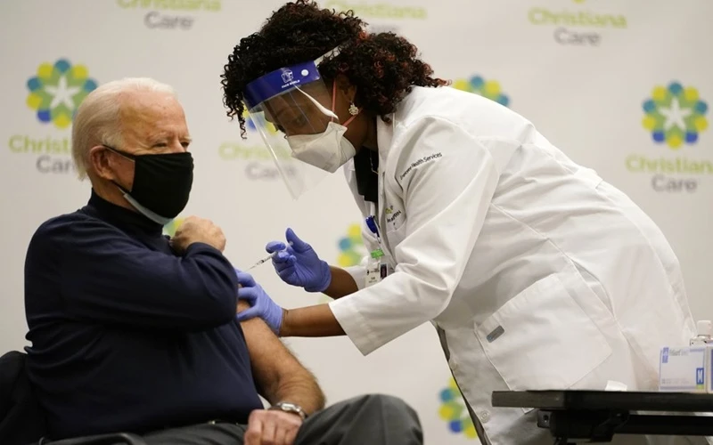 Ông Biden tiêm liều vaccine ngừa Covid-19 đầu tiên tại bang Delaware. (Ảnh: AP)