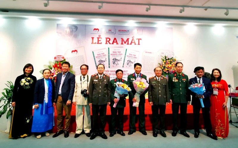 Ra mắt Câu lạc bộ “Trái tim người lính” và trao tặng kỷ vật chiến tranh cho Bảo tàng Phụ nữ Việt Nam.