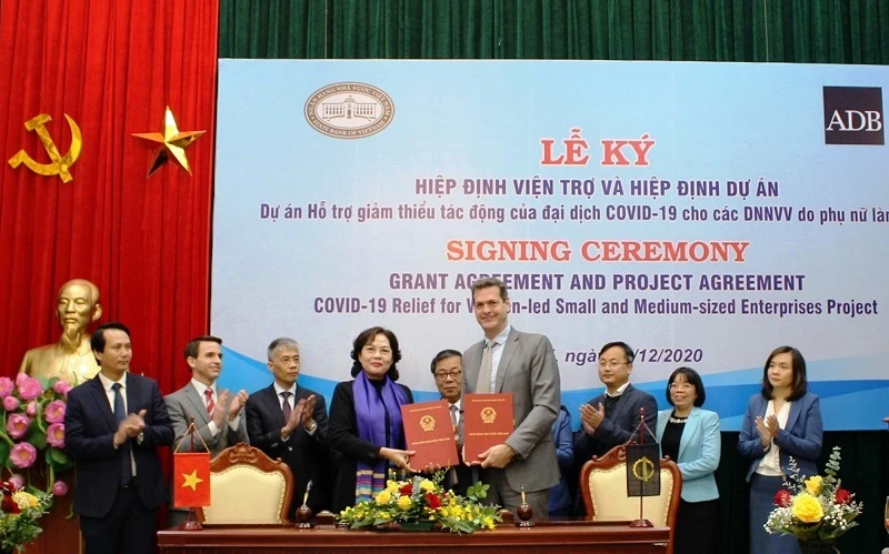 Thống đốc Ngân hàng Nhà nước Việt Nam, bà Nguyễn Thị Hồng và Giám đốc quốc gia ADB tại Việt Nam, ông Andrew Jeffries ký kết hiệp định.