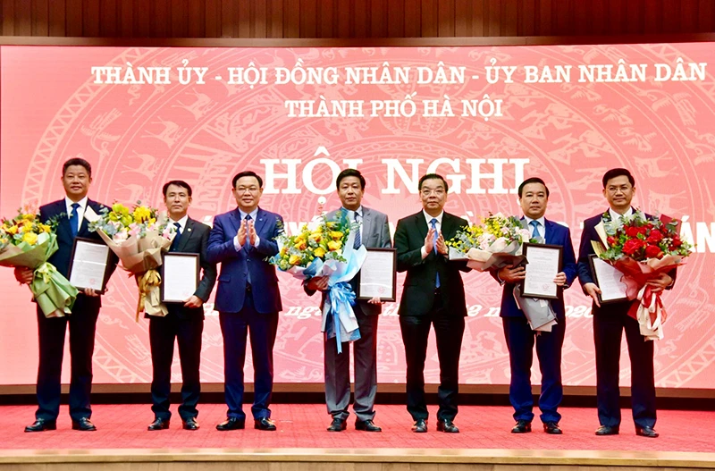 Bí thư Thành ủy Vương Đình Huệ và Chủ tịch UBND thành phố Chu Ngọc Anh trao quyết định và tặng hoa chúc mừng các đồng chí Phó Chủ tịch. Ảnh: DUY LINH