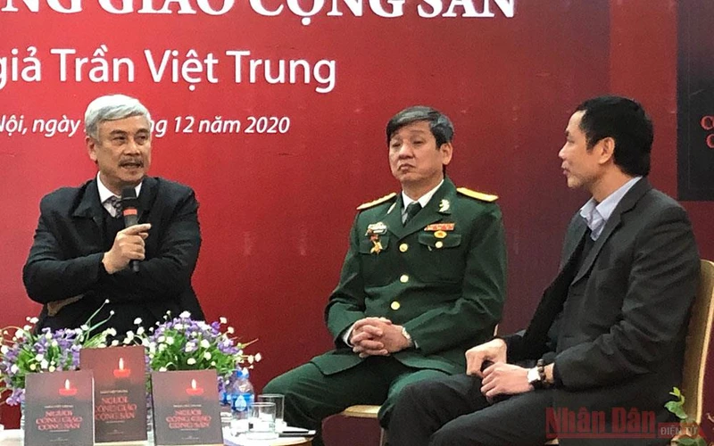 Tác giả Trần Việt Trung (ngoài cùng bên trái) trao đổi về cuốn sách.