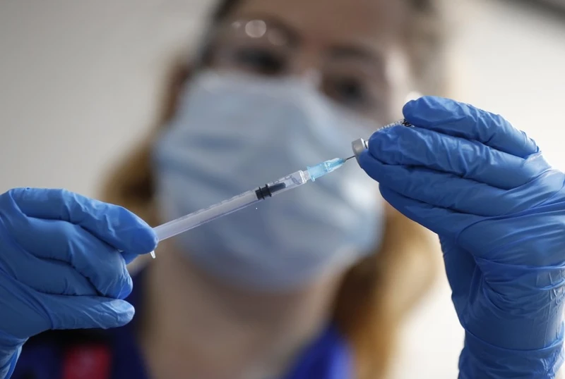 Một y tá chuẩn bị tiêm vaccine Covid-19 của Pfizer-BioNTech tại một bệnh viện ở London, Vương quốc Anh. Ảnh: AP.