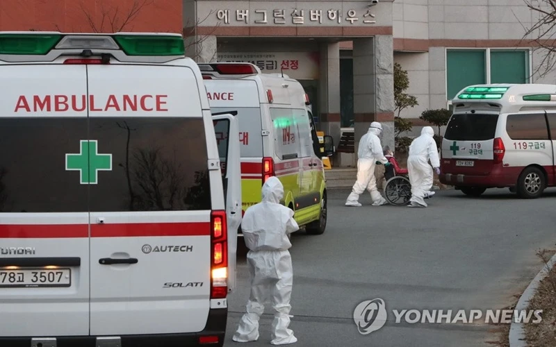 Xe cứu thương chờ bên ngoài nhà dưỡng lão tại TP Gwangju, Hàn Quốc, ngày 22-12. (Ảnh: Yonhap)