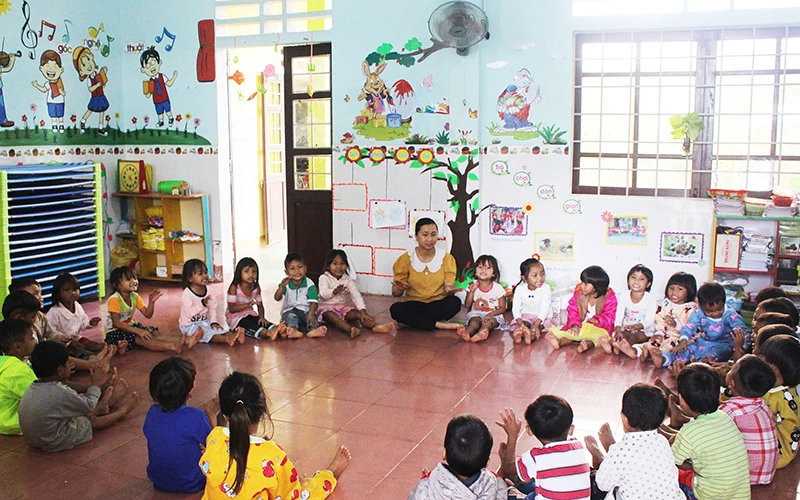 Giờ học tiếng Việt tăng cường của các bé lớp mẫu giáo lớn, Trường mầm non xã Thanh, huyện Hướng Hóa (Quảng Trị).