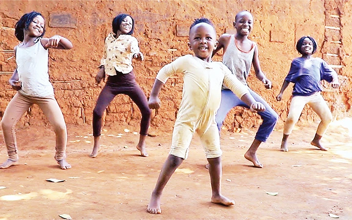 Trẻ em vui nhộn với những điệu nhảy ngẫu hứng.