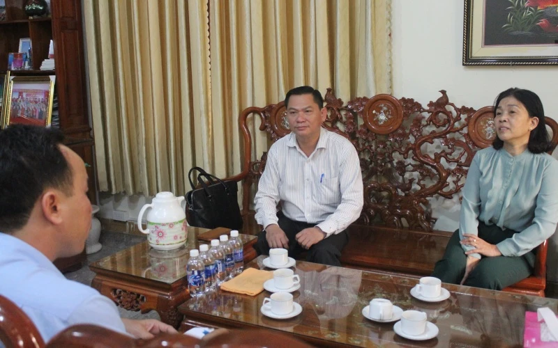 Lãnh đạo Huyện ủy, UBND huyện Trảng Bom trả lời phóng viên Báo Nhân Dân vào chiều 24-12.
