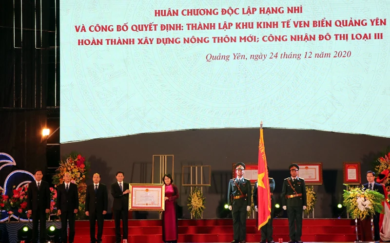 Phó Chủ tịch nước Đặng Thị Ngọc Thịnh trao Huân Chương Độc lập hạng Nhì cho Đảng bộ, chính quyền thị xã Quảng Yên (Quảng Ninh).