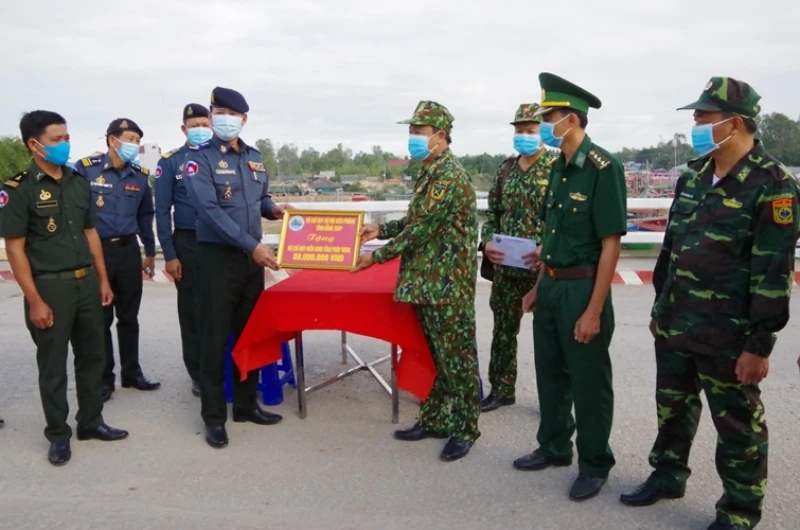 Bộ Chỉ huy BĐBP Đồng Tháp trao kinh phí hỗ trợ Bộ Chỉ huy Hiến binh, tỉnh Prâyveng. (Ảnh: Phú Quý)
