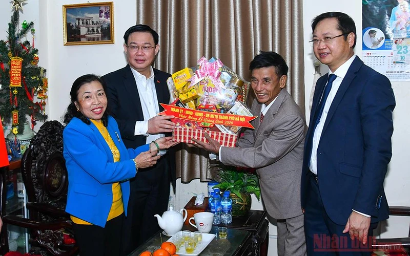 Đống chí Vương Đình Huệ tặng quà gia đình ông Nguyễn Văn Thiệu nhân dịp Lễ Giáng sinh năm 2020. 