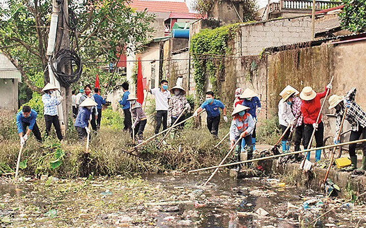 Giáo dân xã Tri Thủy (huyện Phú Xuyên) tham gia dọn vệ sinh môi trường. Ảnh: VÂN NHI