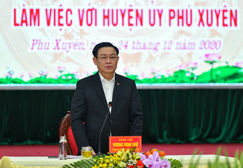 Đồng chí Vương Đình Huệ, Ủy viên Bộ Chính trị, Bí thư Thành ủy Hà Nội phát biểu chỉ đạo tại buổi làm việc. Ảnh: DUY LINH