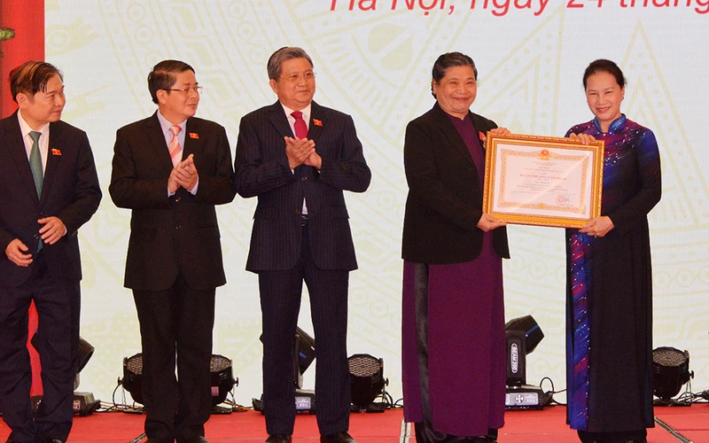 Chủ tịch Quốc hội Nguyễn Thị KIm Ngân trao tặng Huân chương Lao động hạng Nhất cho Phó Chủ tịch Thường trực Quốc hội Tòng Thị Phóng.