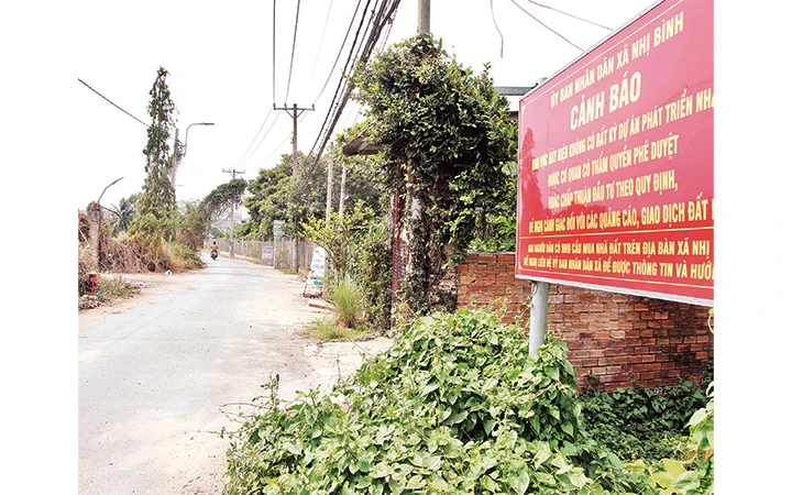 UBND xã Nhị Bình, huyện Hóc Môn lập bảng cảnh báo người dân về những dự án nhà, đất không đủ điều kiện pháp lý.