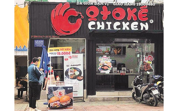 Otoke Chicken đưa ki-ốt ra trước cửa hàng bán cho khách mua mang đi.